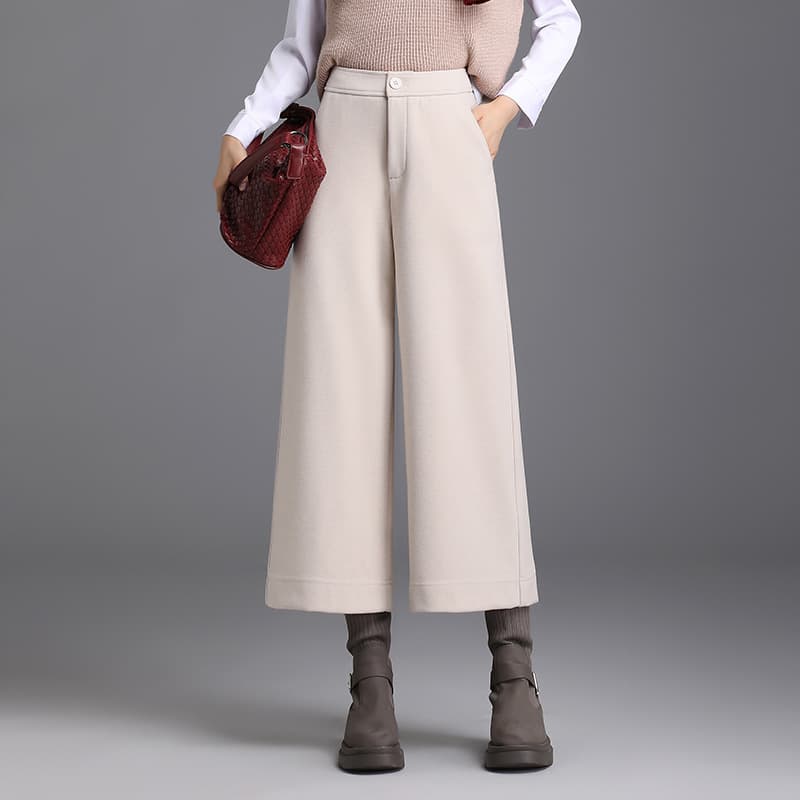 ベージュコーデ ゆったりワイドクロップドパンツ