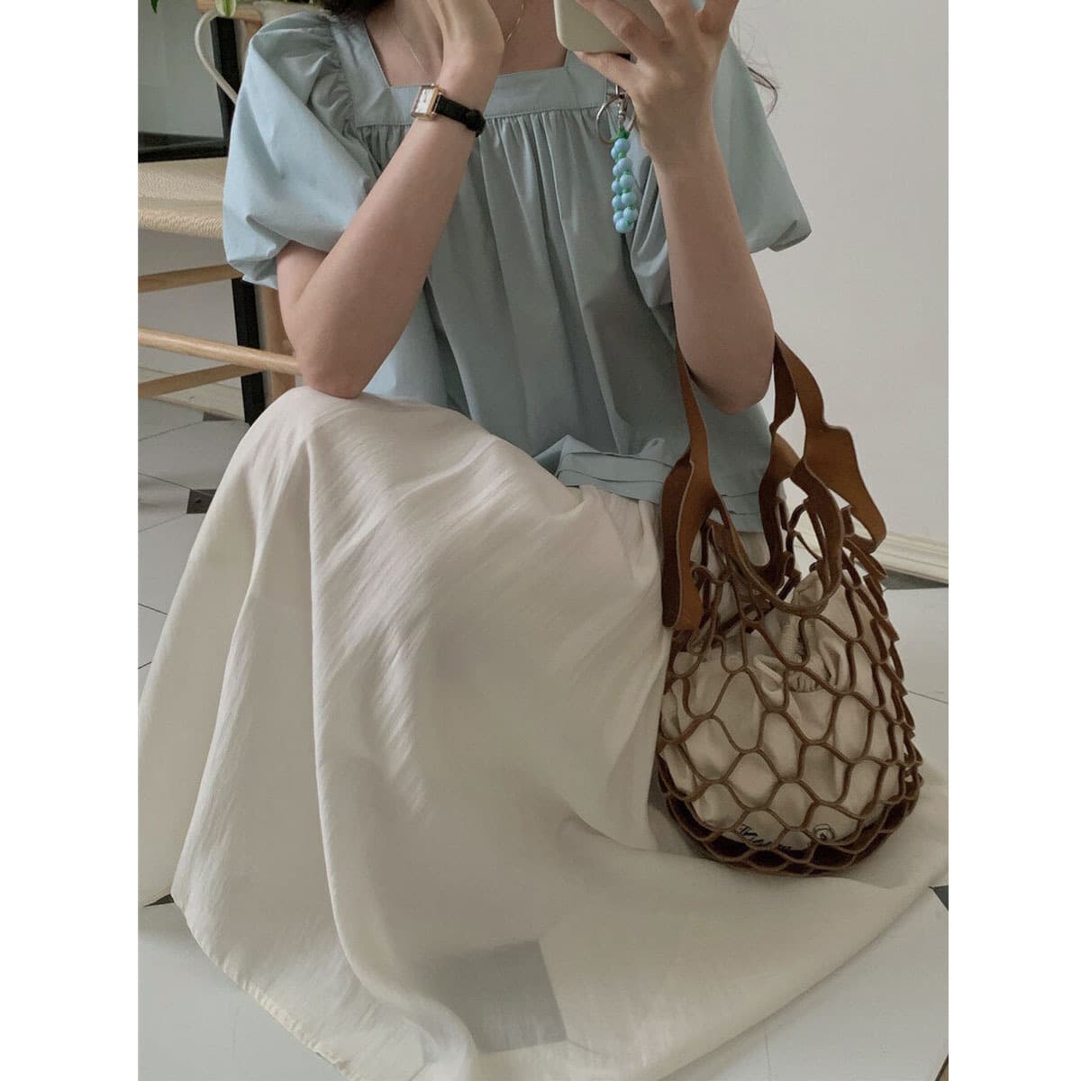 ベージュコーデ すっきりとしたロングスカート