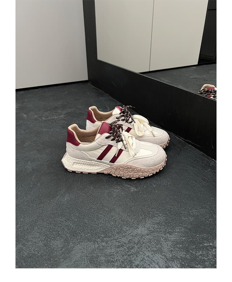 ベージュコーデ スポーティ厚底スニーカー