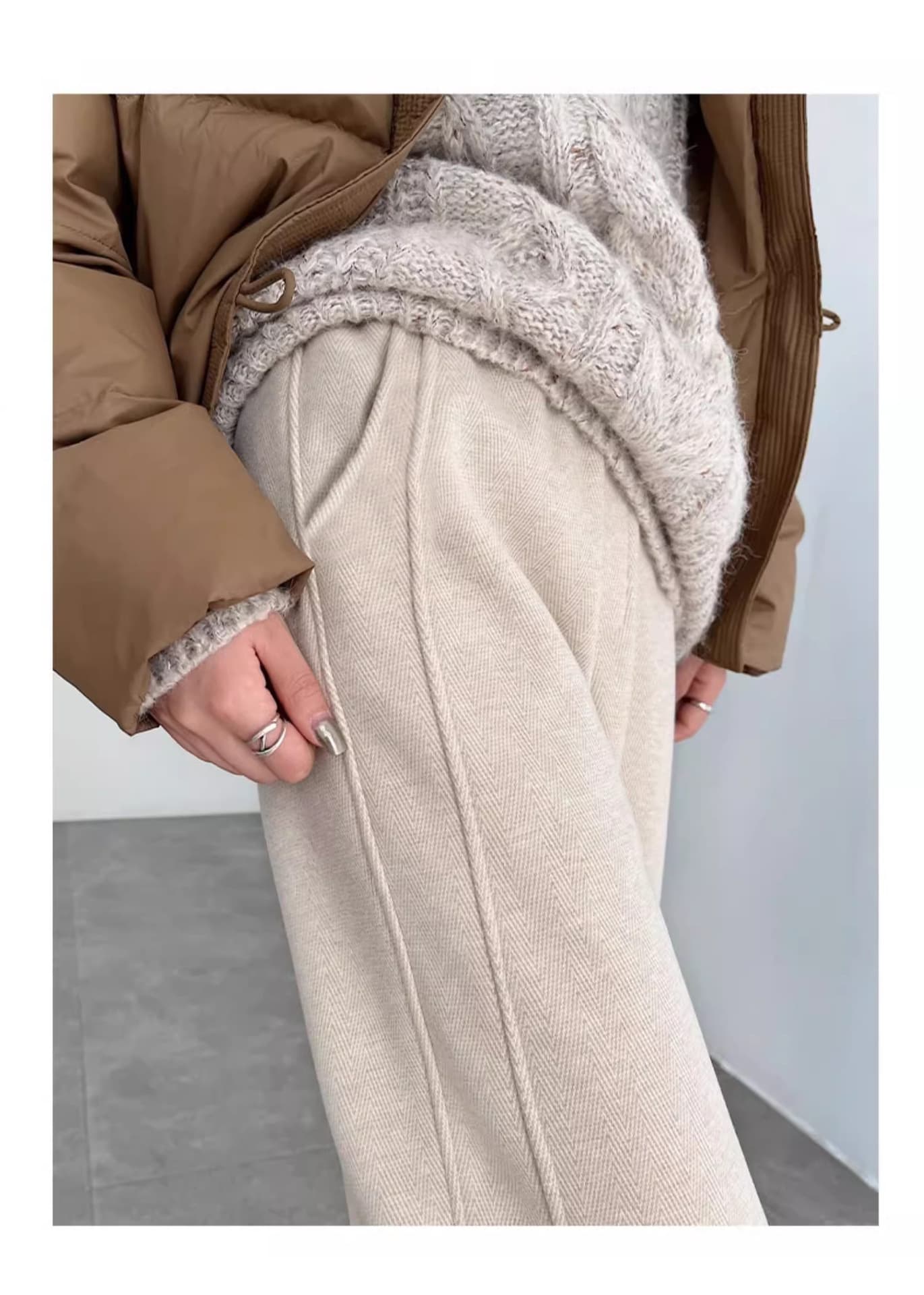 ベージュコーデ ストレートスリット入り美脚パンツ