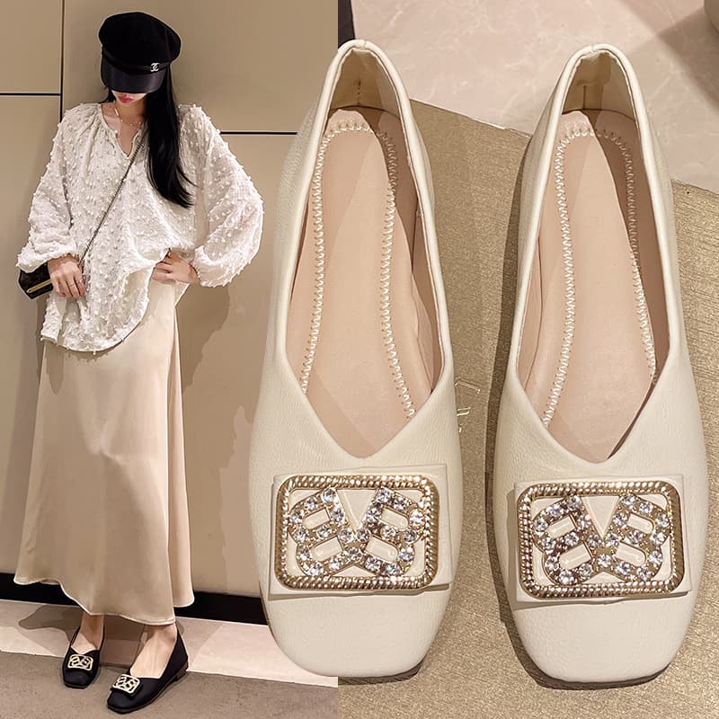 ベージュコーデ きらきらビジューバレエシューズ
