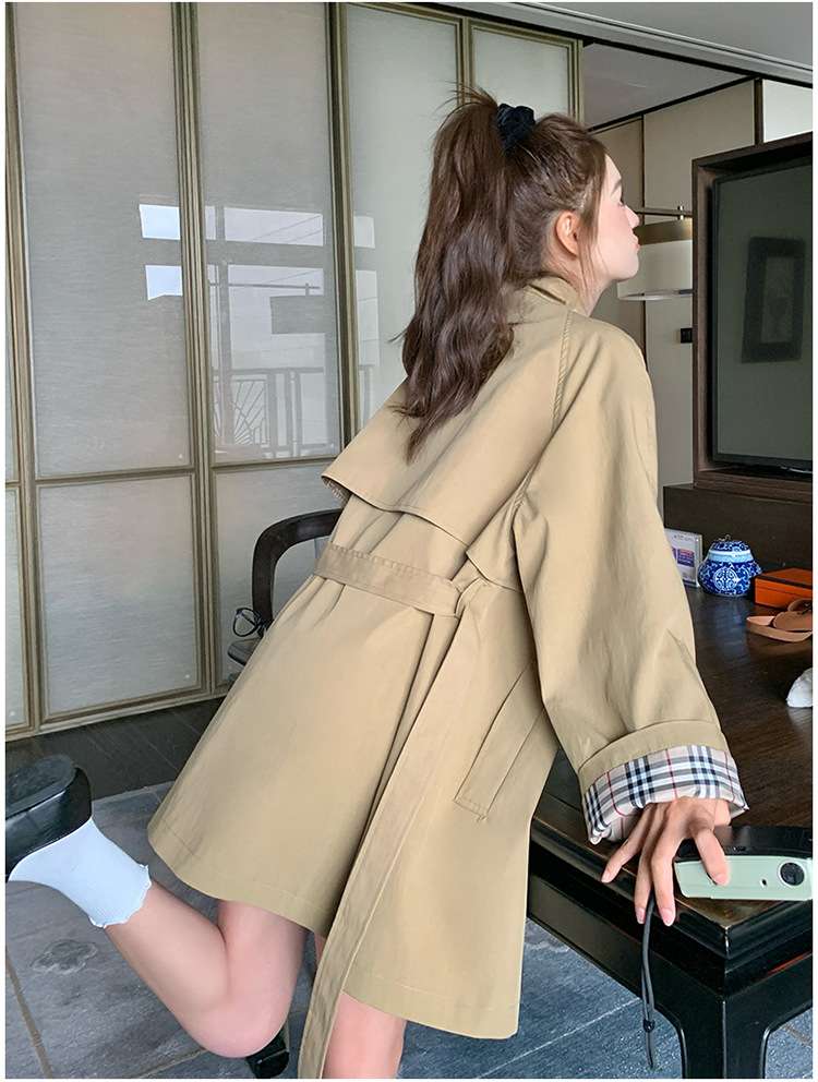 ベージュコーデ しなやかシルエットトレンチコート