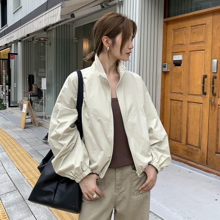 ベージュコーデ 軽やかカジュアルブルゾン