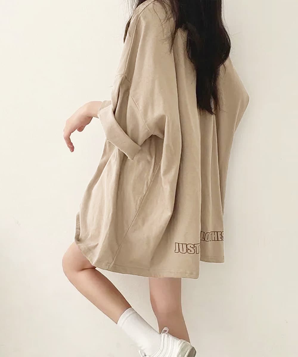 ベージュコーデ ゆったりロゴ入りアウター プルオーバー長袖