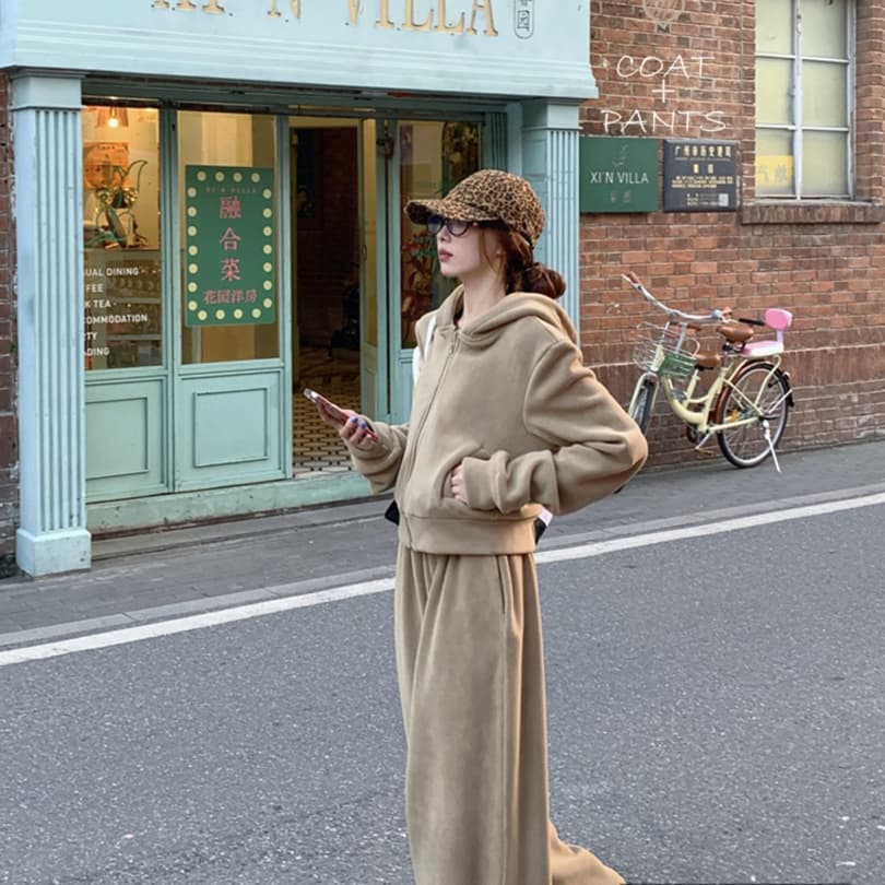 ベージュコーデ ゆったりシンプルパーカー