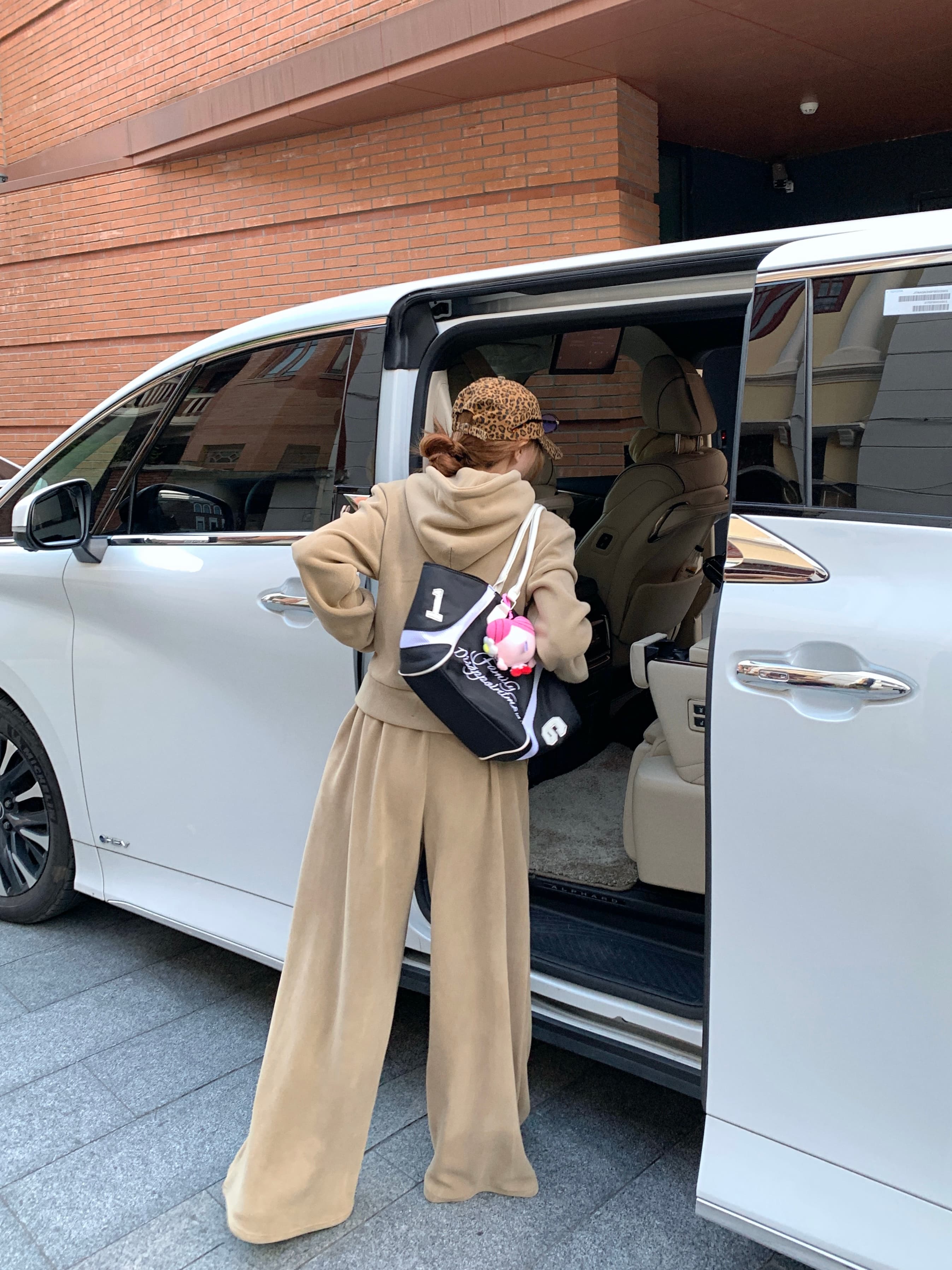 ベージュコーデ ゆったりシンプルパーカー