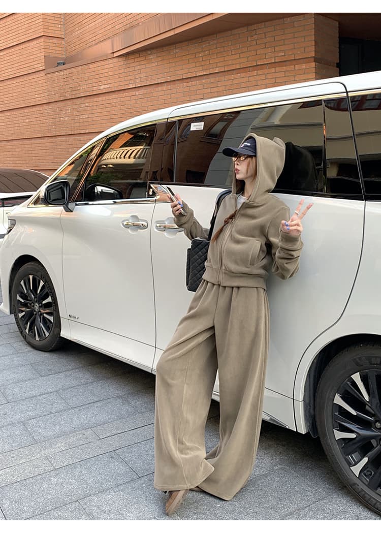 ベージュコーデ ゆったりシンプルパーカー