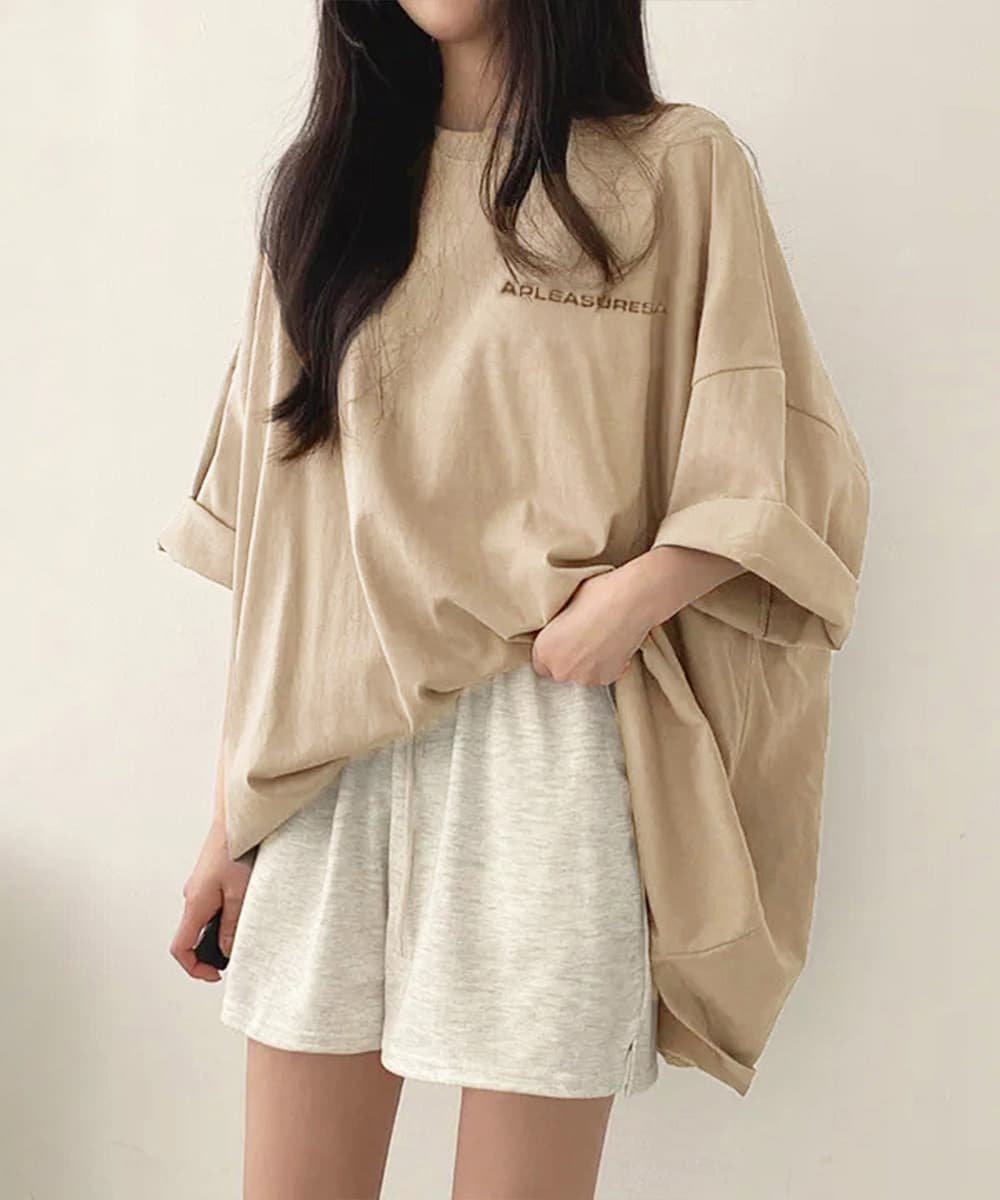 ベージュコーデ ゆったりロゴ入りアウター プルオーバー長袖