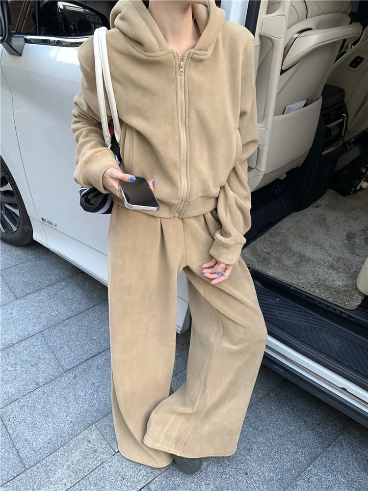 ベージュコーデ ゆったりシンプルパーカー
