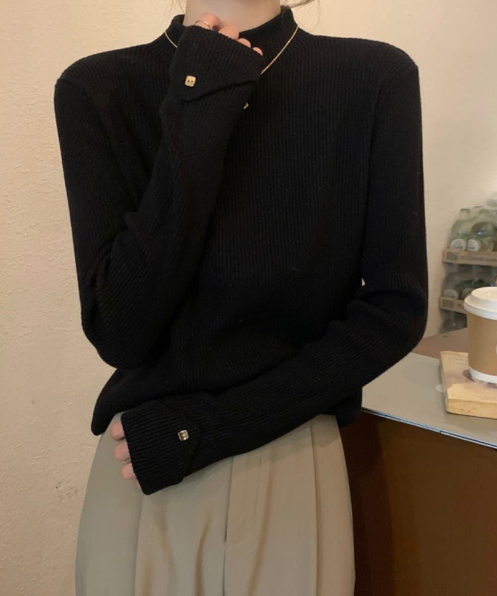 ベージュコーデ プチハイネック袖口ボタンニットトップス